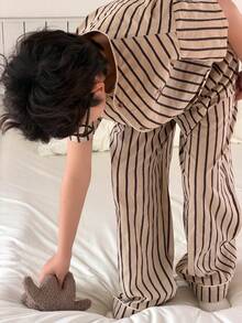DAZY 男童条纹印花纽扣短袖上衣和裤子睡衣套装（夏季款） - 卡其色 - 查看 3