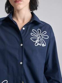 Ontre 2026春夏新款女式衬衫，花卉刺绣，翻领，单排扣，长袖，纯色：藏青色、靛蓝色、深蓝色，撞色刺绣设计，都市时尚，优雅，适合教师、外出、度假、约会、休闲、通勤等场合。 - 藏蓝色 - 查看 4