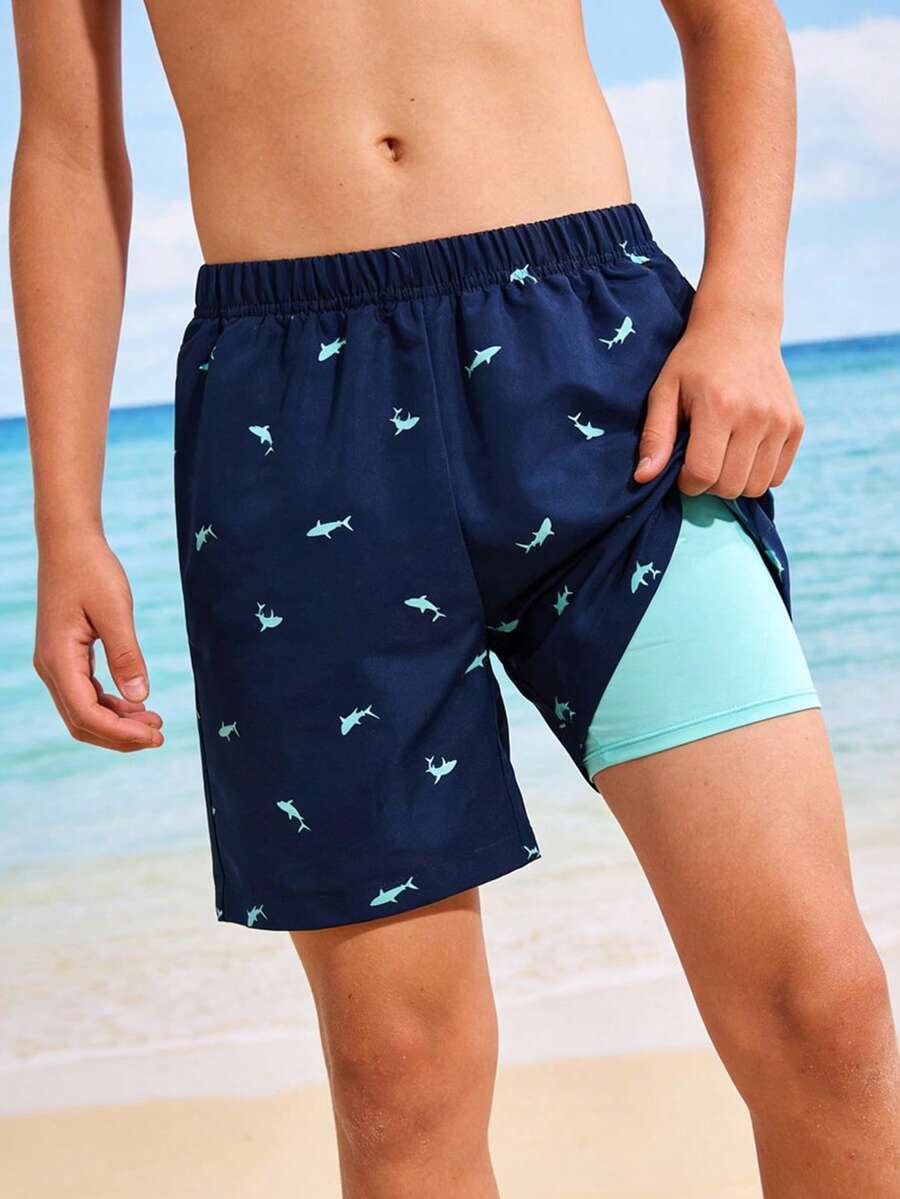 SHEIN 青少年男童休闲度假鲨鱼印花撞色轻薄泳裤，适合海滩度假、海滩活动、泳池派对、春夏穿着。