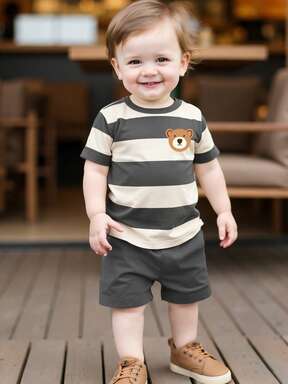 SHEIN Playful Pals Set de 2 piezas de camiseta de manga corta con cuello redondo y estampado de oso y rayas + pantalones cortos azul marino para bebé niño, adecuado para salidas en verano