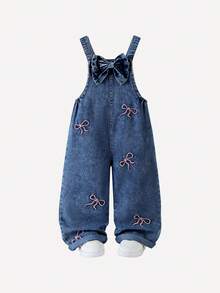 SHEIN Genkimix Kids 女童时尚百搭牛仔背带裤，复古中蓝色牛仔布，饰有多朵粉色蝴蝶结刺绣，正面饰有大蝴蝶结，宽松直筒裤型，面料柔软舒适，适合日常穿着、上学、通勤，春夏秋冬四季皆宜。 - 深色水洗藍 - 查看 8