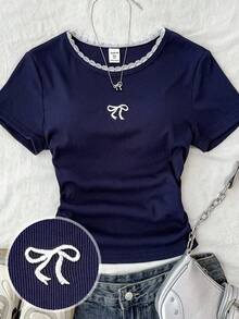 SHEIN Camiseta casual de estilo universitario para adolescentes, de manga corta, con cuello de puntilla, cintura fruncida y bordado, en color azul marino de punto acanalado - azul real - Ver 9