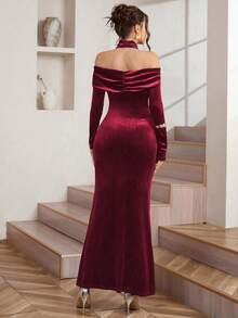 Opuloom Gaun Panjang Bodycon Merah Vintage Wanita Model Duyung dengan Lengan Panjang Hingga Pergelangan Tangan dan Bahu Terbuka - Merah - View 2