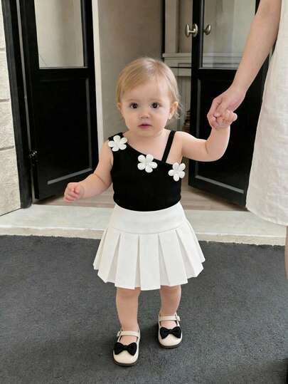 SHEIN Baby Girls Black And White Colorblock Floral Sleeveless Vest Set With Handmade Pleated High-End Skirt, Stylish Summer 2-Piece Outfit.