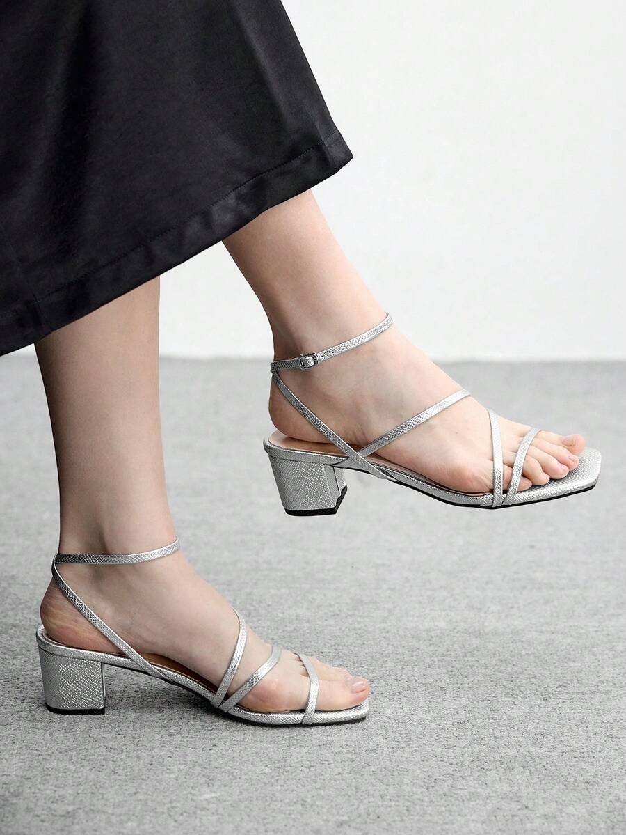 CUCCOO BIZCHIC 女士简约粗跟踝带凉鞋,优雅夏季高跟凉鞋,适合夏季毕业典礼、舞会、度假、返校、大学生等场合,兼具优雅基础款、商务休闲、商务时尚、春季、春假、复活节和圣诞节等场合。 - 銀色皮 - 查看 1