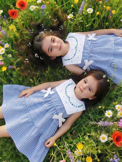 女婴夏季新款圆领后开襟海军蓝领花卉刺绣腰部松紧下摆拼接泡泡袖连衣裙，白色蝴蝶结装饰，可爱度假百搭甜美格子学院风