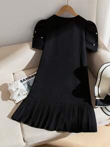 Đây là chiếc váy ngắn tay dành cho bé gái tuổi teen. Phần trước và tay áo được trang trí bằng hạt cườm, còn gấu váy có xếp ly bồng bềnh. Thiết kế dáng rộng, rất phù hợp để mặc hàng ngày vào mùa xuân và mùa hè, cũng như trong các buổi gặp gỡ thân mật. - màu đen - Xem 2