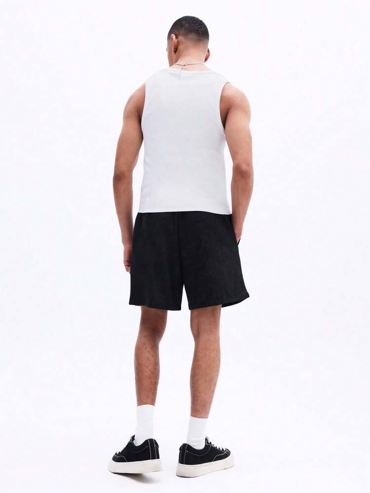 Calções pretos de lavagem suave com bolsos laterais.