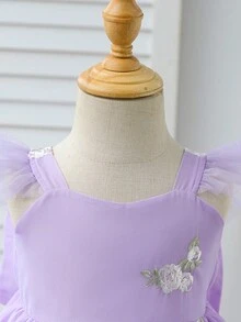 Souflis Souflis 女婴荷叶边吊带花朵蓬蓬A字连衣裙。采用荷叶边吊带设计，后背饰有3D蝴蝶结，蓬蓬A字灯笼裙摆，既保证了宝宝活动自如，又展现了优雅气质。适合外出、朋友聚会和家庭庆典等场合，让您的宝宝成为众人瞩目的焦点。 - 紫色 - 查看 6