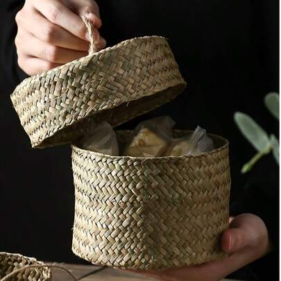 Madebyblanc Hộp đựng đồ đan thủ công bằng cỏ biển tự nhiên, giỏ đan có tay cầm bằng dây thừng, chất liệu sợi đay và cỏ biển tự nhiên, hình tròn dùng để đựng tỏi, gừng, trái cây, kẹo, quà cưới, quà tặng phù dâu, hộp đựng đồ dùng trên bàn làm việc, hộp đựng đồ lặt vặt ở lối vào, trang trí nhà cửa, quầy bếp, phòng tắm, phòng khách, hoàn hảo cho quà tặng tiệc tùng, quà tặng ngày lễ, hộp đựng đồ du lịch di động.