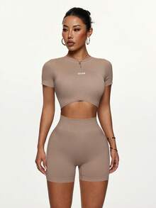 Dewbera Dewbera 女士性感修身两件套运动服，短袖露脐上衣和短裤，卡其色/大地色系，无缝针织收腹瑜伽健身休闲运动套装 - 彩色 - 查看 4