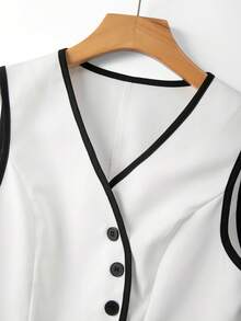 GlowEve Blusa casual sin mangas con cuello en V asimétrico y un solo botón, con volantes en el bajo, de color blanco con negro, elegante y estilizadora, para primavera/verano - Blanco - Ver 4