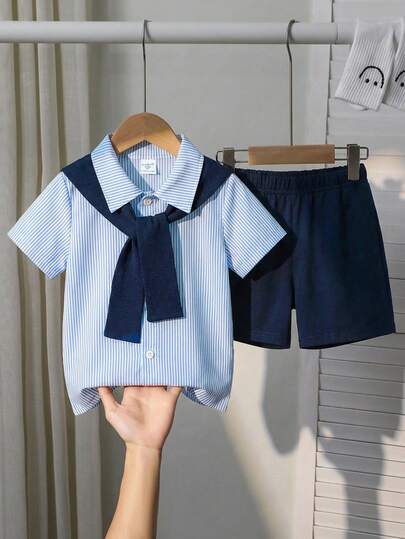 SHEIN 两件套男童休闲运动学院风文艺复古黑白条纹圆领T恤搭配白色短裤，配披肩装饰，适合儿童穿着，适合男童返校穿着，也适合生日派对、晚宴、演出、婚礼、洗礼、开幕式、日常穿着，适合上学、旅行、度假，适合春夏季节穿着。