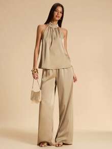 SHEIN BAE Conjunto feminino de cetim de duas peças, composto por blusa de gola halter cáqui claro e calça de cetim. Elegante conjunto de cetim para o verão, ideal para sair à noite, convidada de casamento e com um estilo francês refinado. Conjunto de cetim de duas peças na cor damasco, perfeito para ocasiões especiais ou brunch. - Caqui - Ver 3