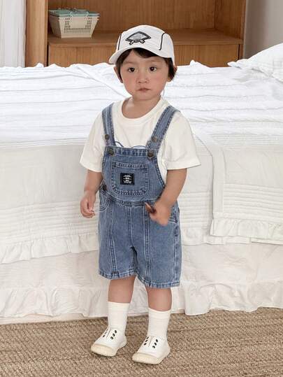 SHEIN Bộ quần yếm denim ống đứng rộng rãi, phối nhiều mảng màu, dành cho bé trai mùa hè, không kèm áo thun, thích hợp cho trang phục xuân hè, áo liền quần denim cho trẻ em.