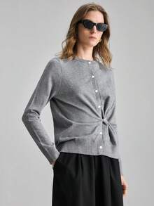 Ontre Áo khoác cardigan nữ 2026ss màu xám nhạt, thoải mái, thoáng khí, chất liệu thân thiện với da, dáng ôm, vai hơi trễ, tay dài, thiết kế cài nút phía trước, cổ áo bất đối xứng, phong cách thời trang đô thị hiện đại, trang phục công sở thường ngày, phong cách cổ điển tinh tế, phù hợp cho người đi làm, đi du lịch biển, dự đám cưới ở Trung Đông, cảm giác sang trọng tối giản, áo cardigan nhẹ đa năng, thiết kế đặc biệt cho ngày Valentine, cao cấp, thanh lịch, trang phục du lịch cổ điển cho khách dự đám cưới. - Xám - Xem 6