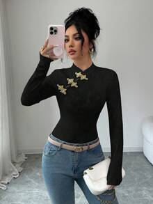 SHEIN Elenzya 女士休闲提花弹力面料优雅修身旗袍领长袖T恤，饰以金色纽扣和蝴蝶图案，适合20-35岁以上女性日常穿着、办公、通勤（随机印花），春秋冬季款。 - 黑色 - 查看 7