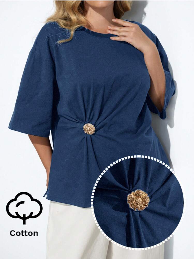 SHEIN Maija 2026 Women's Plus Summer Short Sleeve Round Neck T-Shirt, Blue Metal Buckle Color Blocking, Modern Blouse With Garterized Waist Asymmetric Design, Mid-Sleeve T-Shirt, Minimalist Fashion, Urban Commute, Elegant, Suitable For Teacher's Day, Summer, Urban Vacation, Island Vacation, Island Music Festival, Basic Outerwear St Patrick's Day Women Easter Summer Party Top Beach Holiday Vacation Going Out Graduation Women's