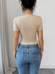 Elenzga Camiseta feminina elegante de manga curta, ajustada, com bainha assimétrica e detalhes metálicos, em cor sólida, versátil e minimalista, ideal para primavera/verão. - Caqui - Ver 2