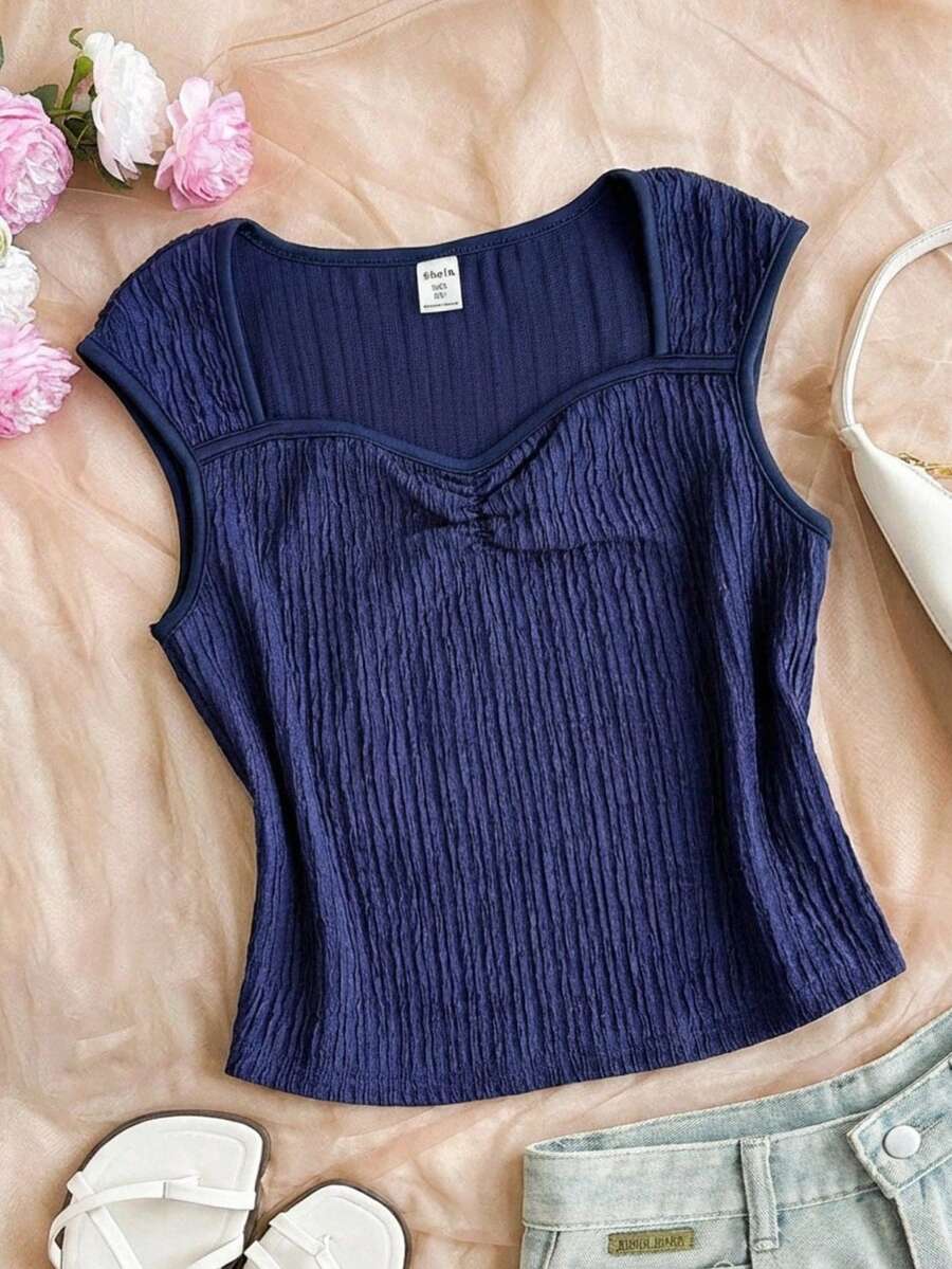 SHEIN 少女海军蓝纹理方领吊带背心，褶皱纹理面料，无袖短款设计，心形领口+前褶细节，柔软面料，适合夏季穿着，复古方领+独特纹理，修身不束缚，易于搭配，打造温柔优雅的少女造型。 - 藏蓝色 - 查看 1