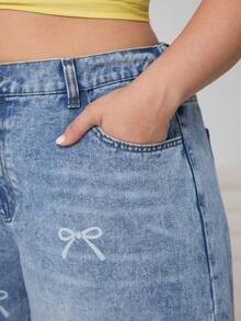 Solflare Quần jeans nữ cỡ lớn, dáng rộng, có nơ và túi, thích hợp mặc mùa xuân đến hè, đi làm, đi nghỉ mát, tốt nghiệp, phong cách Y2K, dễ thương, thời trang đường phố, dự tiệc, cưới, thanh lịch, công sở, thường ngày, dành cho nữ và thiếu nữ. Quần jeans denim dáng rộng, họa tiết nơ thời trang, thích hợp cho vẻ ngoài thường ngày. - Màu xanh lam - Xem 7