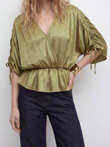 Maija Blusa de mujer con cuello en V y fruncido, diseño de cintura en línea A, corte holgado sin mangas, adecuada para vacaciones en la playa, blusa de satén de color verde oliva con cuello en V para mujer, blusa de seda de color verde del ejército para el Día de San Patricio, Pascua y verano, blusa casual para mujeres para fiestas, vacaciones en la playa, graduación y salidas - Verde militar - Ver 4