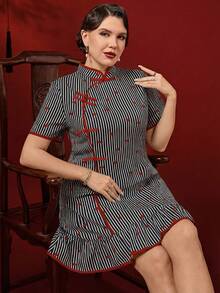 SHEIN Clasi Vestido curto feminino plus size elegante para festa de Ano Novo e Dia dos Namorados, estilo cheongsam, com listras azuis e brancas, detalhe de coração vermelho, gola mandarim, botões decorativos, babados e barra com efeito girassol. Mangas curtas e modelagem ajustada. - Preto - Ver 5