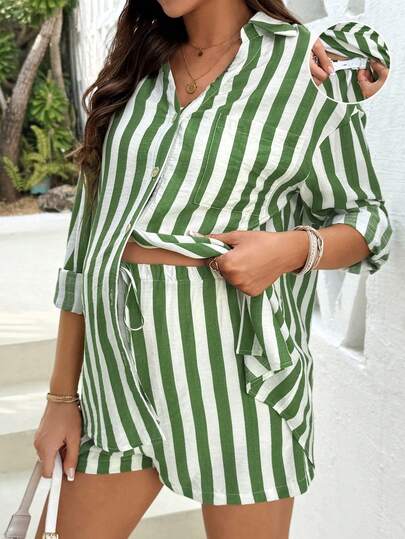 SHEIN Conjunto casual de maternidade com 2 peças: blusa listrada de manga comprida com ombros caídos e botões, e shorts com cintura ajustável.
