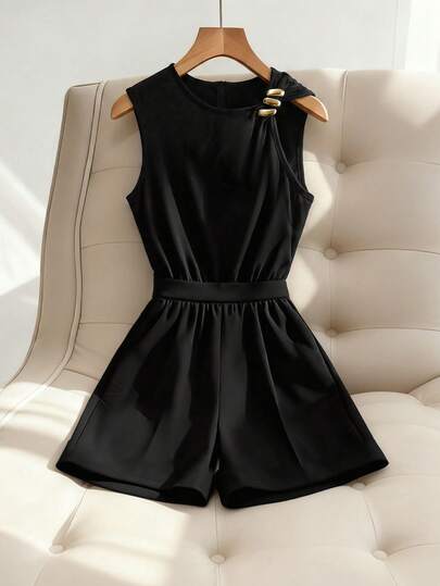 SHEIN Franclia Mono de mujer con hebilla de metal asimétrica, encanto de moda de punto versátil, adecuado para negocios urbanos, viajes, cita de San Valentín, playa, uso diario, casual, elegante, clásico, escote asimétrico sin mangas con hebilla decorativa, mono negro de una pieza para mujer, mono negro sin mangas para mujer, mono negro corto para mujer, mono negro para mujer, mono con adorno dorado