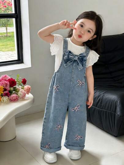 SHEIN ChillGRL 女童时尚百搭牛仔背带裤，复古中蓝色牛仔布，饰有多个粉色蝴蝶结刺绣，胸前超大蝴蝶结设计，宽松直筒裤型，面料柔软舒适，适合日常穿着、上学、通勤，春夏秋冬皆宜。女童休闲连体裤套装，浅蓝色牛仔裤套装，女童牛仔连体裤。