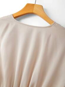 SHEIN Elenzya Áo sơ mi nữ màu sâm panh cổ chữ V tay ngắn với cúc kim loại thêu tay họa tiết hoa 3D màu vàng, thiết kế nhún eo, tôn dáng, thời trang, thanh lịch, gợi cảm, đa năng cho mùa xuân/hè. - Rượu sâm banh - Xem 6