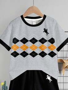 SHEIN Young Boy Casual Minimalist T-Shirt Set, Suitable For Spring & Summer, Classic Diamond Pattern Print, Cool Knight Logo Graphic - Multicolor - View 4