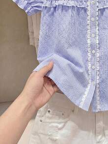 SHEIN Frenchy Áo sơ mi tay ngắn dáng rộng, họa tiết kẻ sọc, bèo nhún phía trước, cài nút, kiểu dáng thường ngày. - Xanh và trắng - Xem 5