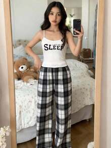 SHEIN طقم بيجامة مكون من ملابس علوية كامي مطبوع بطباعة إنجليزية مصنوع من الأقمشة المحبوكة وبنطلون مربعات للمراهقات - أبيض وأسود - مشاهدة 3
