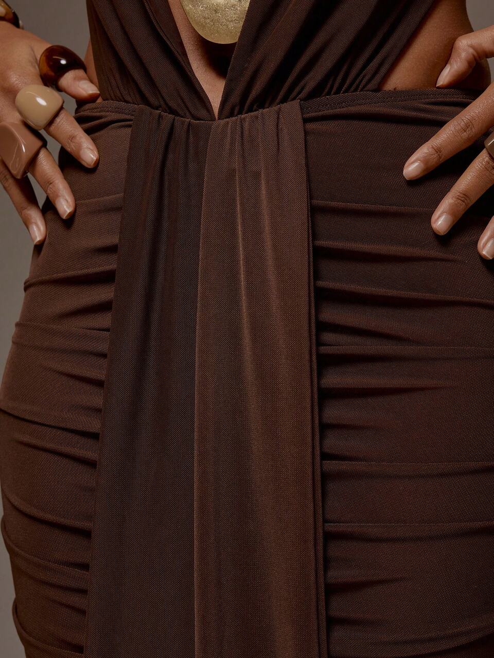 Vestito Maxi Attillato Marrone Cioccolato con Scollo a V Profondo e Arricciature