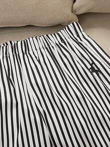 Sparklyn 两件套，少女必备！黑色圆领T恤+黑白条纹休闲直筒裤，简约宽松设计，舒适显瘦，经典配色，精致小印花点缀，适合日常穿着或休闲居家，轻松打造时尚造型~ - 黑色 - 查看 5