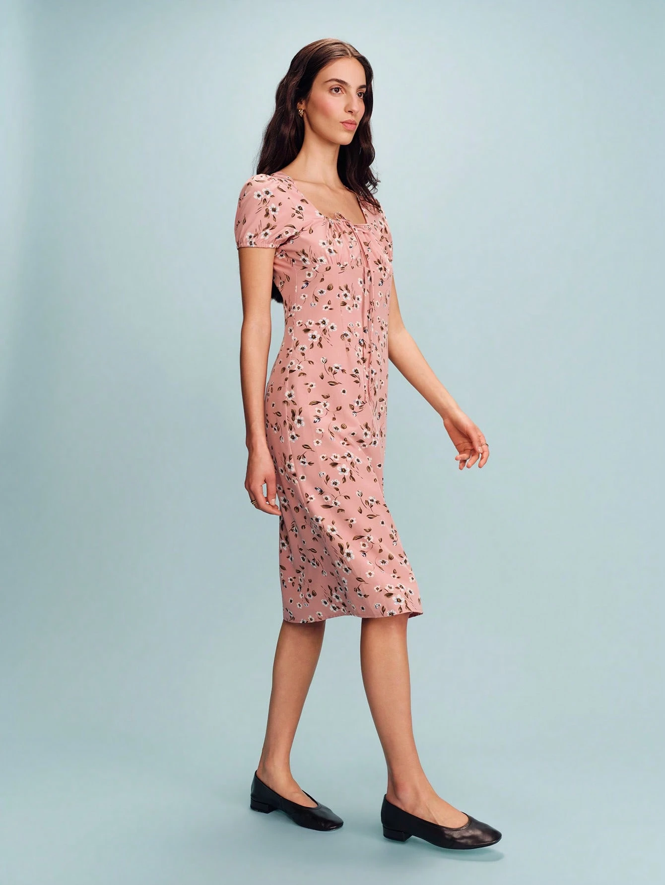 Abito midi aderente con stampa e busto arricciato