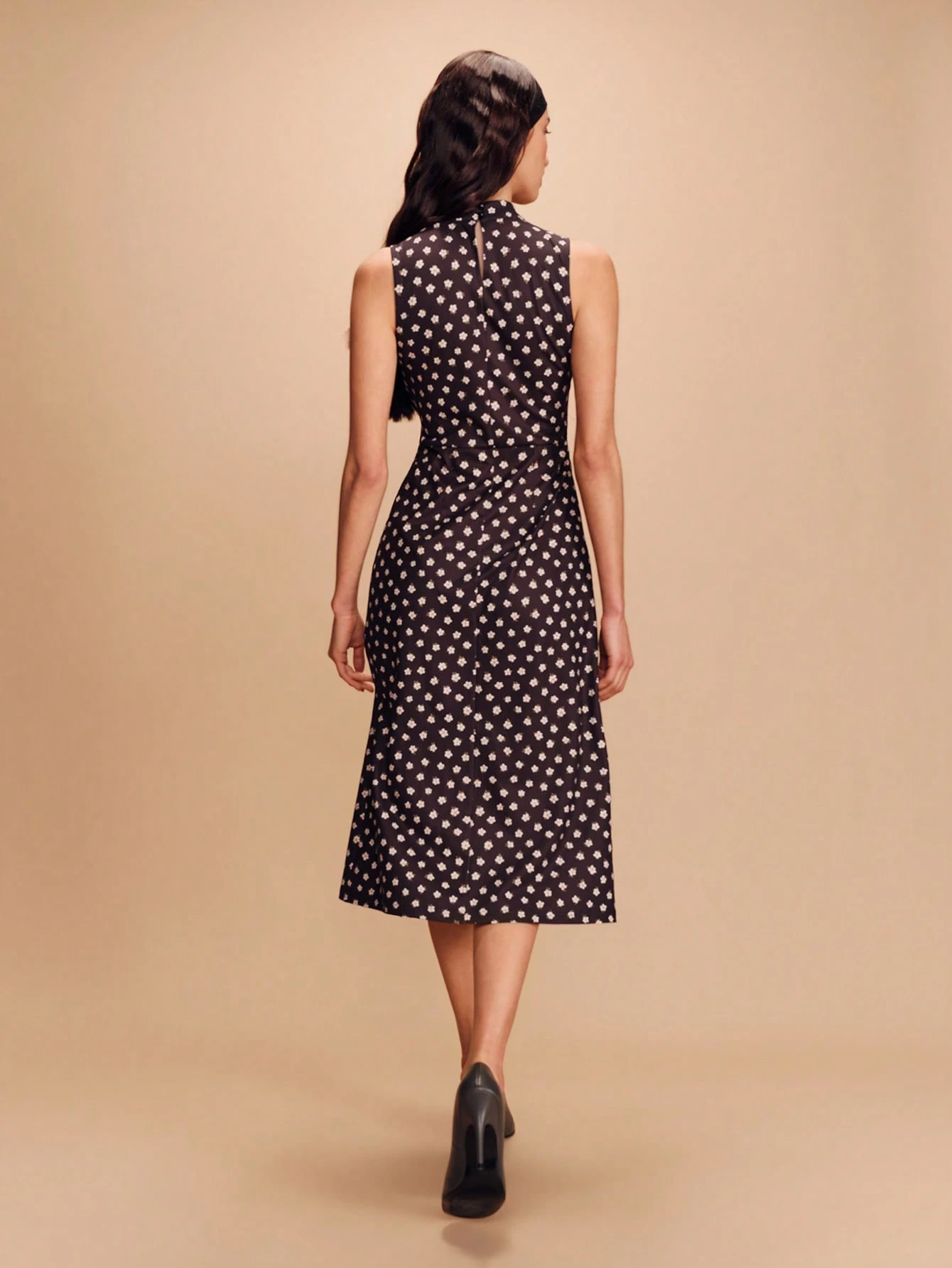 Robe longue noire sans manches avec col montant - Chic et intemporel