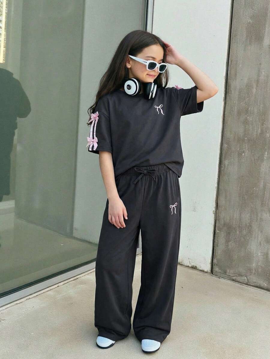 SHEIN Firerie Kids 2件套少女蝴蝶结装饰印花针织宽松T恤+裤子套装，休闲时尚百搭舒适日常穿着 - 灰色 - 查看 1