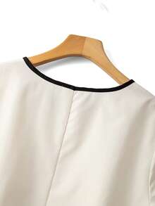 GlowEve CURVE Conjunto informal de 2 piezas para mujer talla grande con camisa de cuello redondo en color albaricoque con ribete de contraste y manga corta, y pantalón ancho y suelto de pierna ancha en color negro - Albaricoque - Ver 4