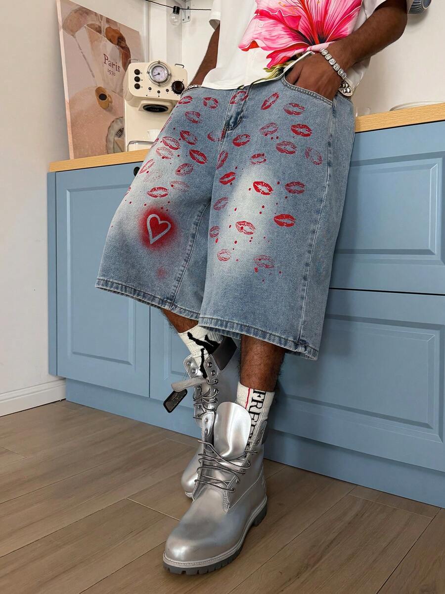 STEELVANCE 时尚休闲宽松直筒牛仔短裤，饰有红色嘴唇和爱心图案，百搭夏季街头服饰 - 淺色水洗藍 - 查看 1