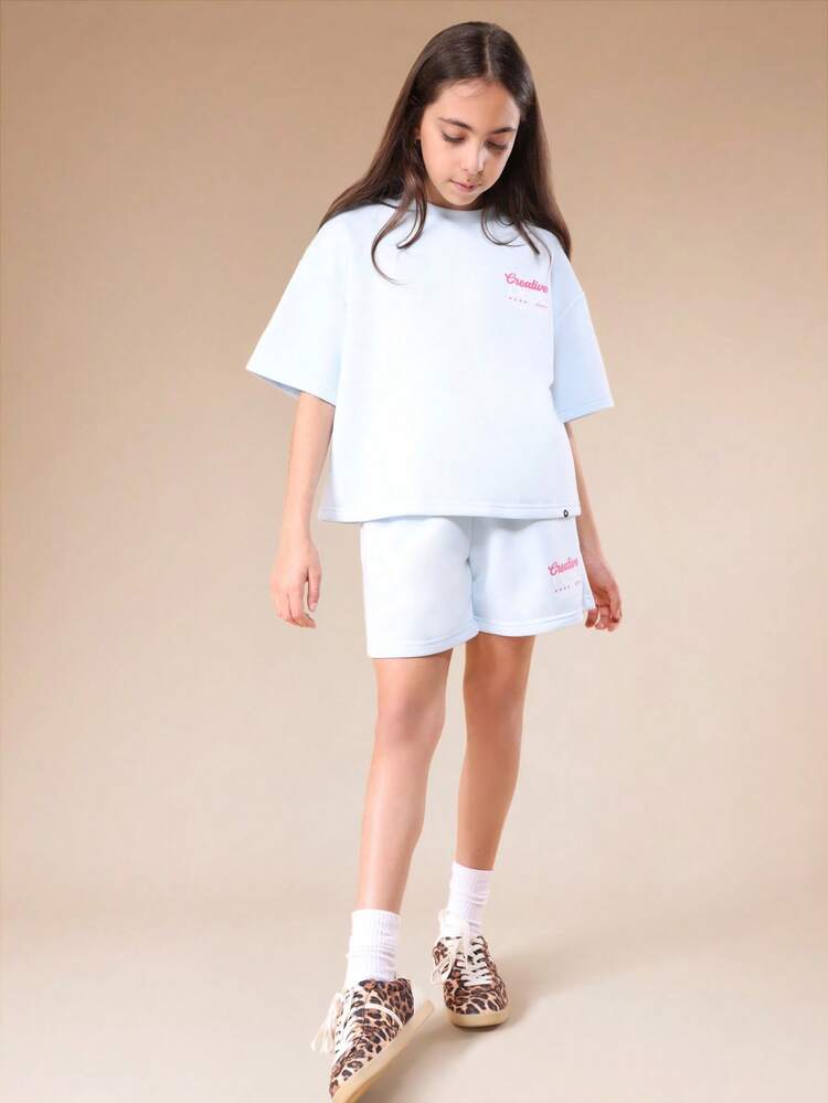 Conjunto de camiseta e shorts oversized com estampa criativa.