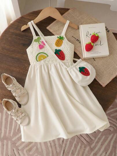 SHEIN Genkimix Kids 女童网纱吊带钩针草莓装饰连衣裙，搭配可爱圆形草莓包，休闲夏季度假户外运动可爱连衣裙