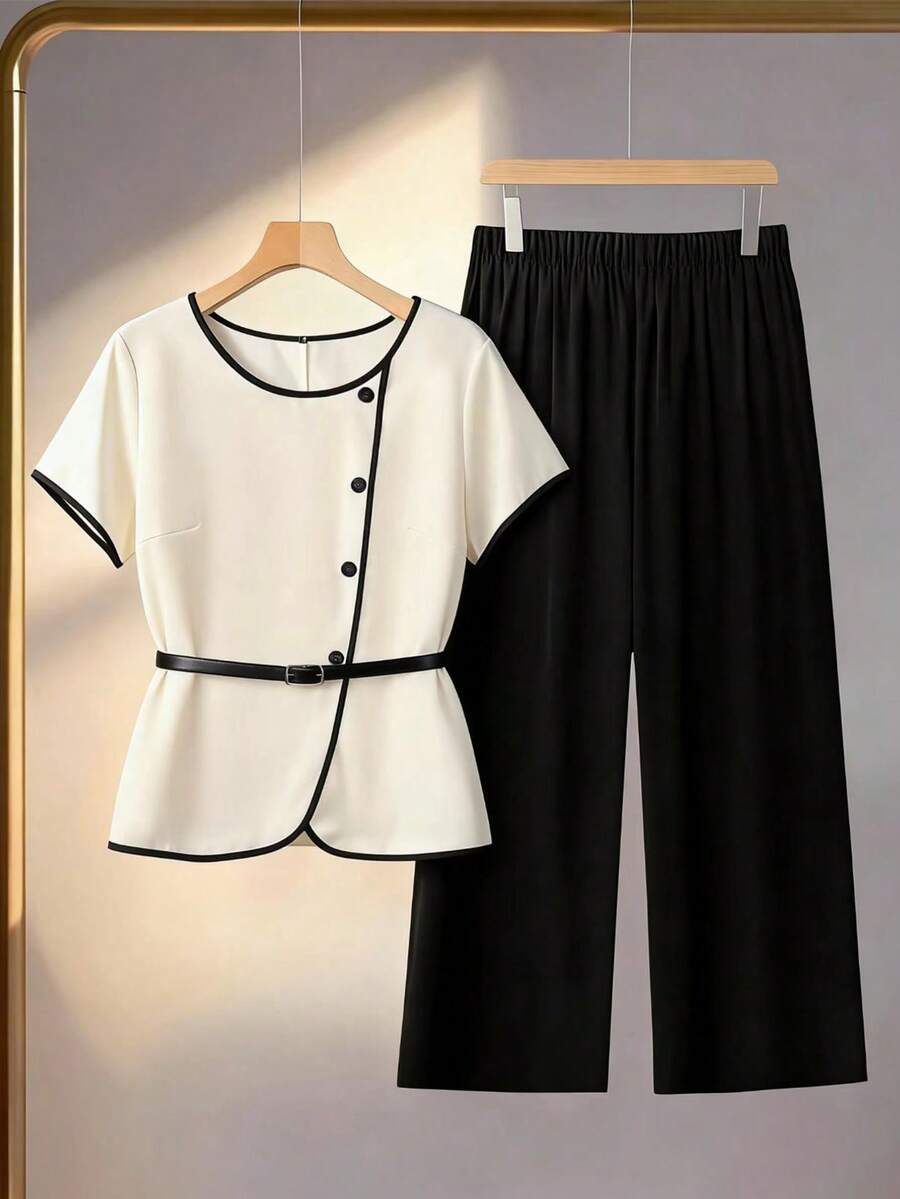 GlowEve CURVE Conjunto informal de 2 piezas para mujer talla grande con camisa de cuello redondo en color albaricoque con ribete de contraste y manga corta, y pantalón ancho y suelto de pierna ancha en color negro - Albaricoque - Ver 1