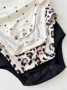 SHEIN LMoss Kids 3件套女婴针织纯色蝴蝶结装饰连体衣+豹纹连体衣+爱心图案连体衣套装 - 彩色 - 查看 4