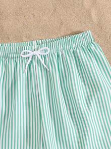 SHEIN 青少年男孩夏季海滩度假条纹印花抽绳腰宽松泳裤 - 綠色 - 查看 4