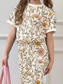 蜜桃色，时尚优雅的波西米亚碎花图案，少女休闲简约舒适圆领短袖T恤搭配喇叭裤两件套，适合春夏日常穿着、居家、运动、农场、返校季等场合。 - 彩色 - 查看 3