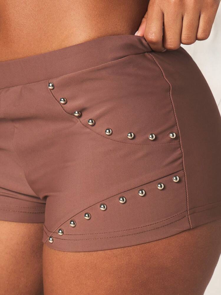 MISSGUIDED Hochgeschnittene Mikro-Shorts mit silbernen Metalstud-Details und geschwungenem Saum Design für Sommer Festival Mode