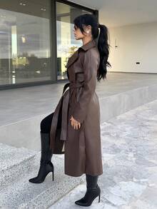 Vassilux 秋冬女式常规剪裁 PU 皮夹克，撞色翻领、领带、腰带 - 咖啡棕 - 查看 3