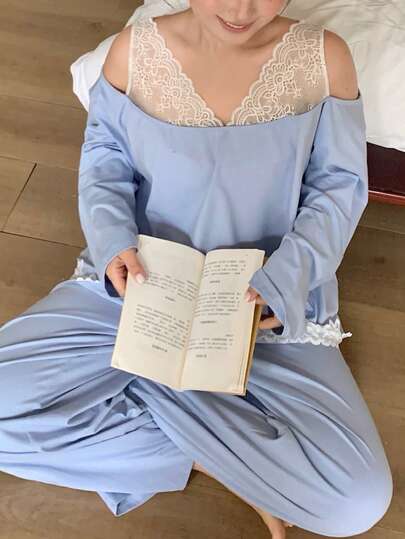 Dazy Plus Bộ đồ ngủ cỡ lớn thanh lịch với áo và quần ren tương phản, kiểu trễ vai, thích hợp cho mùa thu.